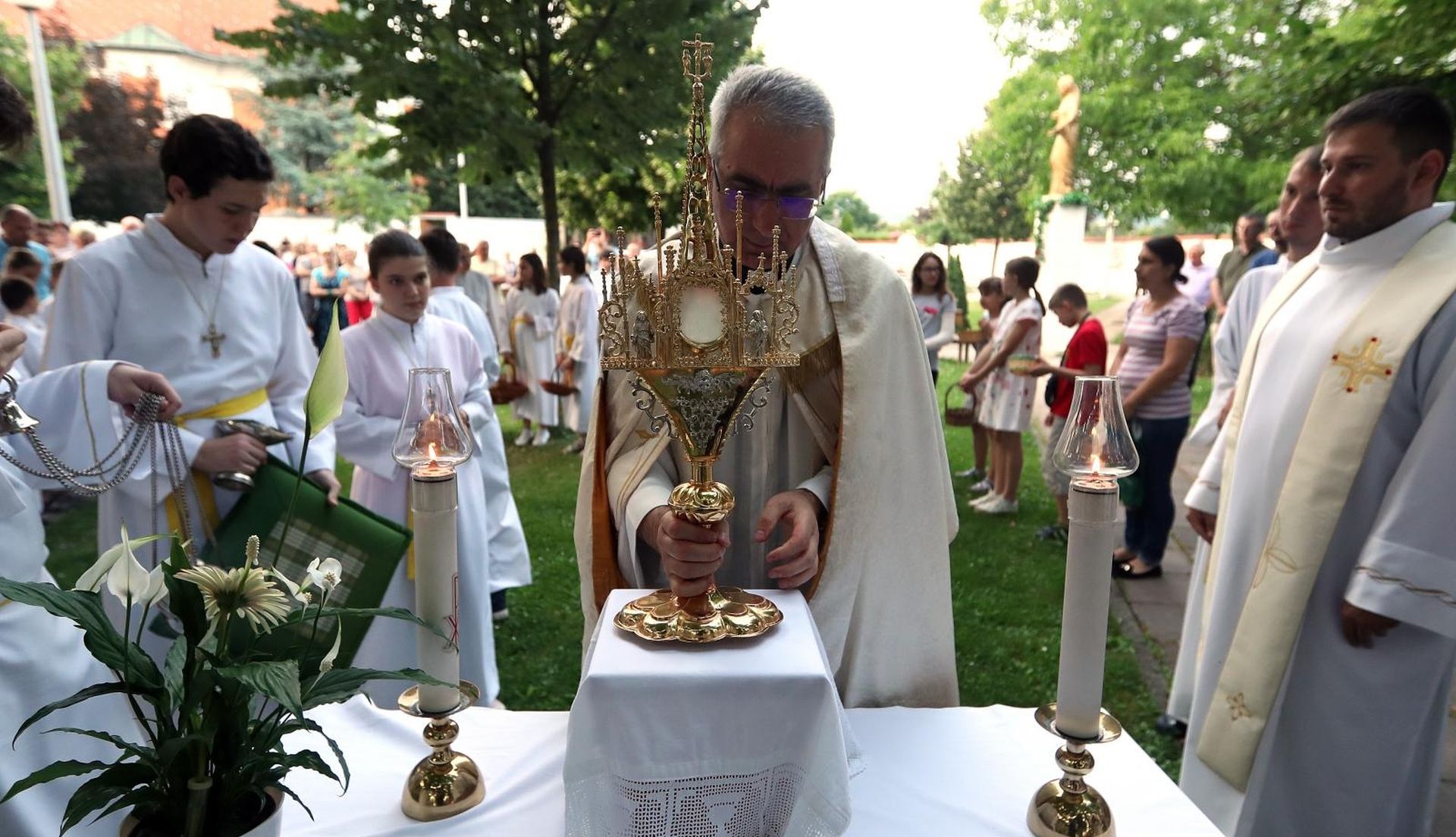 31.05.2018., Zagreb - U crkvi Uznesenja Blazene Djevice Marije na Stenjevcu odrzana je procesija povodom blagdana Tijelova. Misu i pocesiju predvodio je zupnik vl. Vjekoslav Mestric. Photo: Robert Anic/PIXSELL