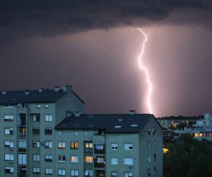 Zagreb, 16.6.2019. - Grmljavinsko nevrijeme iznad Zagreba. foto HINA/ Lana SLIVAR DOMINIÆ/ lsd