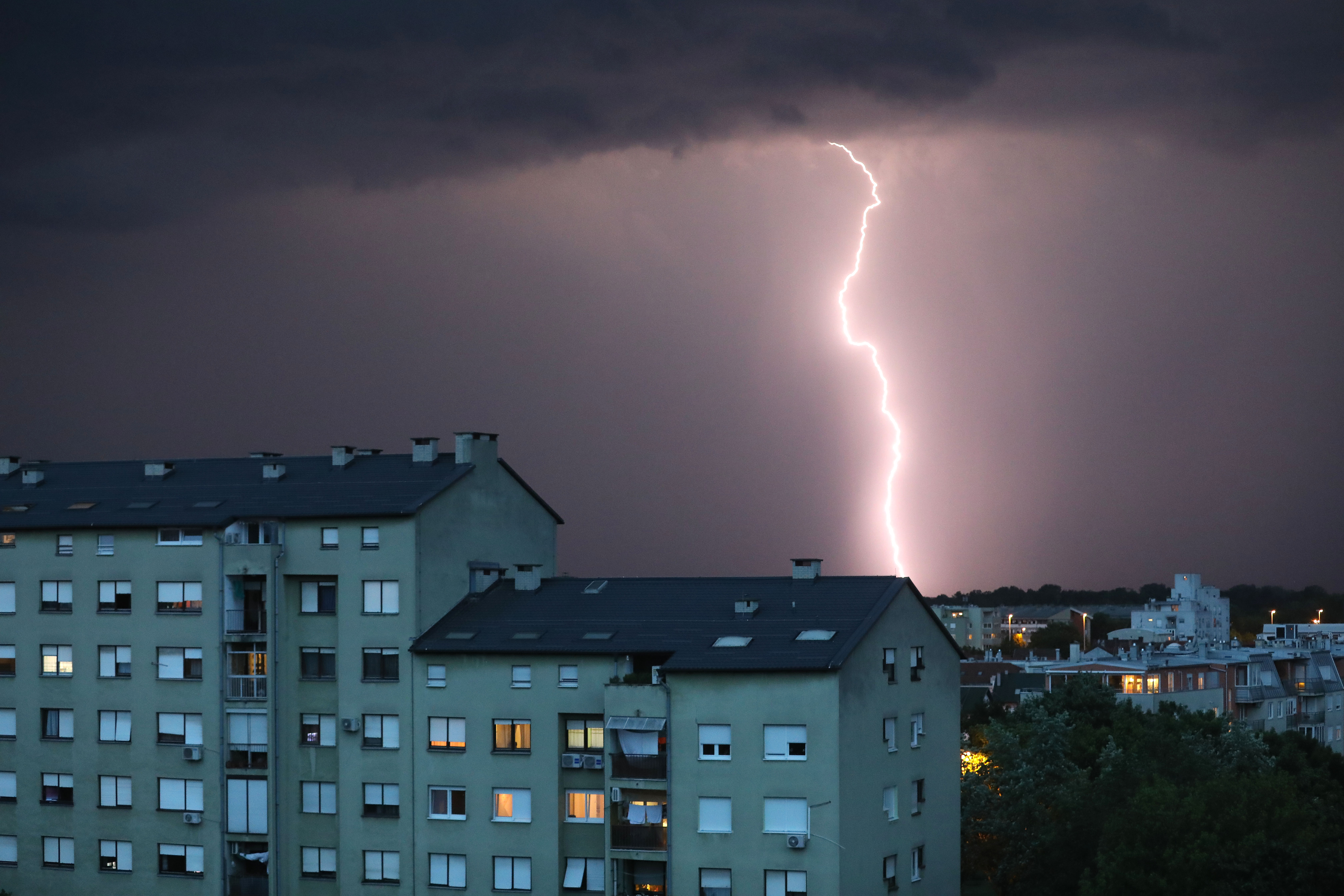 Zagreb, 16.6.2019. - Grmljavinsko nevrijeme iznad Zagreba. foto HINA/ Lana SLIVAR DOMINIÆ/ lsd