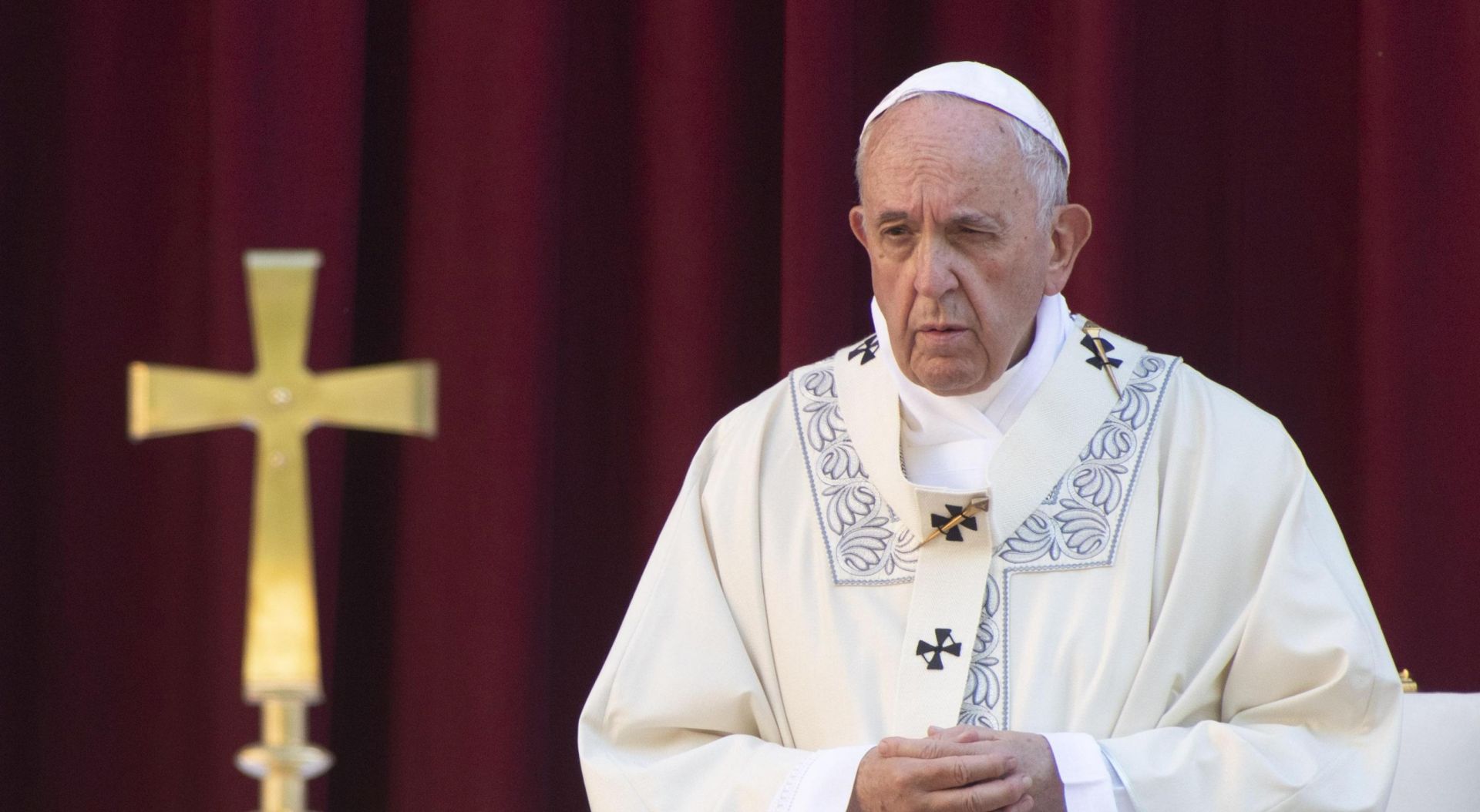 epa07668721 Pope Francis celebrates a mass for the Feast of Corpus Domini in the parish of Santa Maria Consolatrice in Casal Bertone neighborhood, Rome, Italy, 23 June 2019.  EPA/CLAUDIO PERI