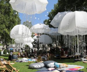 Zagreb, 01.7.2019 -Otvorenja "Mora knjiga" na Zrinjevcu. Zagrebački park Zrinjevac i ove se godine na dva tjedna pretvara u najpoželjniju plažu grada, zahvaljujući jedinstvenoj manifestaciji promocije knjige i čitanja "More knjiga", koja će od 1. do 14. srpnja ponuditi Zagrepčanima i njihovim gostima bogat program književnih susreta, promocija i književnih radionica ali i dobre zabave u jedinstvenom ozračju središnje gradske oaze.
foto HINA/ Admir BULJUBAŠIĆ/ abu