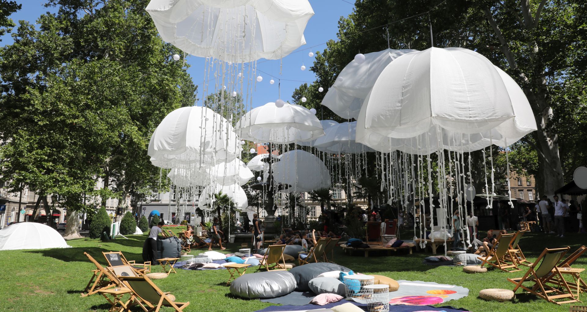 Zagreb, 01.7.2019 -Otvorenja "Mora knjiga" na Zrinjevcu. Zagrebački park Zrinjevac i ove se godine na dva tjedna pretvara u najpoželjniju plažu grada, zahvaljujući jedinstvenoj manifestaciji promocije knjige i čitanja "More knjiga", koja će od 1. do 14. srpnja ponuditi Zagrepčanima i njihovim gostima bogat program književnih susreta, promocija i književnih radionica ali i dobre zabave u jedinstvenom ozračju središnje gradske oaze.
foto HINA/ Admir BULJUBAŠIĆ/ abu