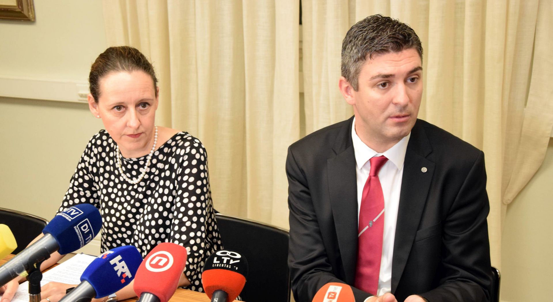 Dubrovnik, 01.07.2019. - Dubrovaèki gradonaèelnik Mato Frankoviæ i ministrica kulture Nina Obuljen Korinek odrali su u ponedjeljak u dubrovaèkoj gradskoj upravi konferenciju za medije na temu odluke dubrovaèkog gradskog vijeæa o uklanjanju bankomata u povijesnoj jezgri. Na fotografiji Nina Obuljen Korinek, Mato Frankoviæ. foto HINA/ Baldo MARUNÈIÆ/ bm