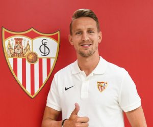 epa07688300 A handout photo made available by Spanish soccer club Sevilla FC shows Dutch striker Luuk de Jong posing during his presentation as new player in Seville, southern Spain, 01 July 2019. De Jong has signed a contract until 2023.  EPA/PEPE CARRION/ SEVILLA FC  HANDOUT EDITORIAL USE ONLY/NO SALES