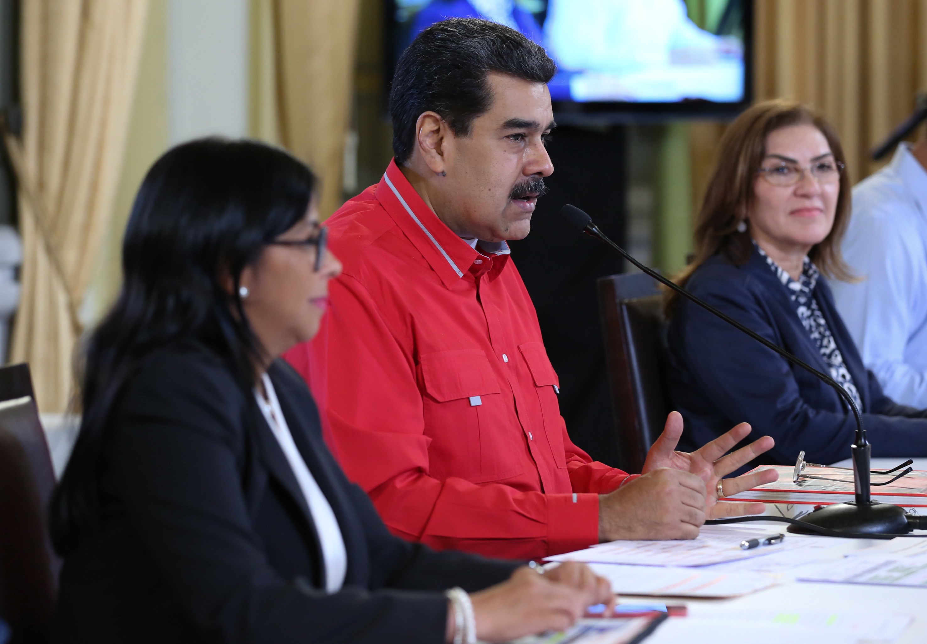 epa07690971 A handout photo made available by Miraflores press shows Venezuela's President Nicolas Maduro (C) speaks during a government event in Caracas, Venezuela, 02 July 2019. Maduro said that the exploratory process to install a dialog with opposition in Noruega shows a positive outcome although the head of Parliament Juan Guaido assured that there are no new encounters planned.  EPA/PRENSA MIRAFLORES HANDOUT  HANDOUT EDITORIAL USE ONLY/NO SALES