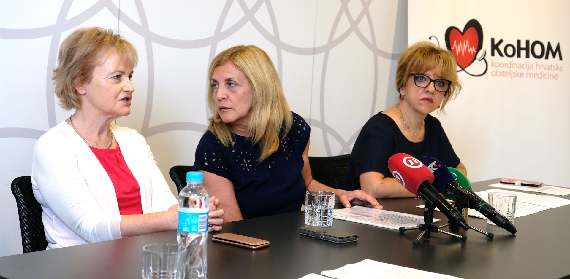 Zagreb 03.07.2019. - Konferencija Koordinacije hrvatske obiteljske medicine (KoHOM) i Hrvatske liječničke komore na temu "Zašto ministar Kujundžić dopušta županima da krše Zakon o zdravstvenoj zaštiti?".
Na fotografiji Ines Balint, Vikica Krolo, Nataša Ban Toskić.
foto HINA/ Edvard ŠUŠAK/ es