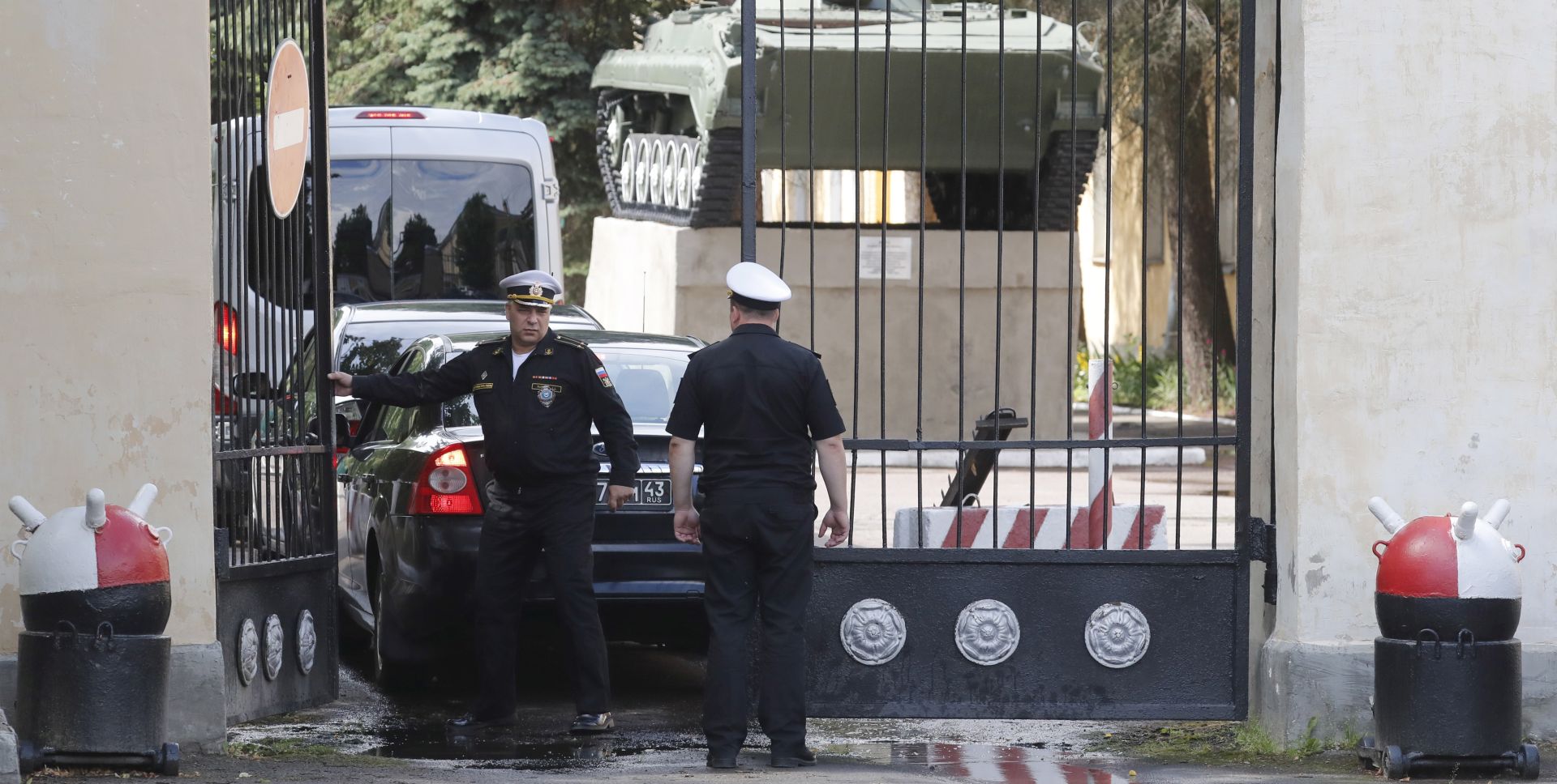 epa07691889 Russian navy officers guard an entrance of their military unit in Peterhof, St. Petersburg region , Russia, 03 July 2019. According to reports, all of the the officers who died in the Losharik vessel were based at Peterhof. 
Fourteen people died from suspected smoke poisoning aboard Losharik submarine vessel in the Barents Sea on 01 July.  EPA/ANATOLY MALTSEV