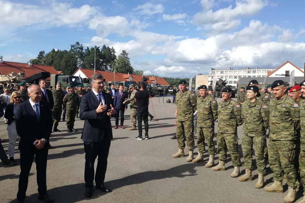 Vojni poligon "Bemowo Piskie", 4.7.2019. - Predsjednik Vlade Andrej Plenković i ministar obrane Damir Krstičević posjetili su pripadnike 4. HRVCON-a na vojnom poligonu "Bemowo Piskie" u Poljskoj. foto HINA/ MORH/ ml