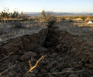 epaselect epa07696106 A long trench formed by an earthquake, near Ridgecrest, California, USA, 04 July 2019. On 04 July, a 6.4 magnitude earthquake shook Southern California. Its epicenter is located 240 kilometers north of Los Angeles, in Ridgecrest and Trona.  EPA/ETIENNE LAURENT