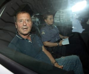 Zagreb, 05.07.2019 - Pripadnici policije u automobilu privode osumjnjièene u akciji "Tebra" koji su jutros uhiæeni u Hrvatskoj. Na slici Ðorðe Vuletiæ.
foto HINA/ Damir SENÈAR/ds