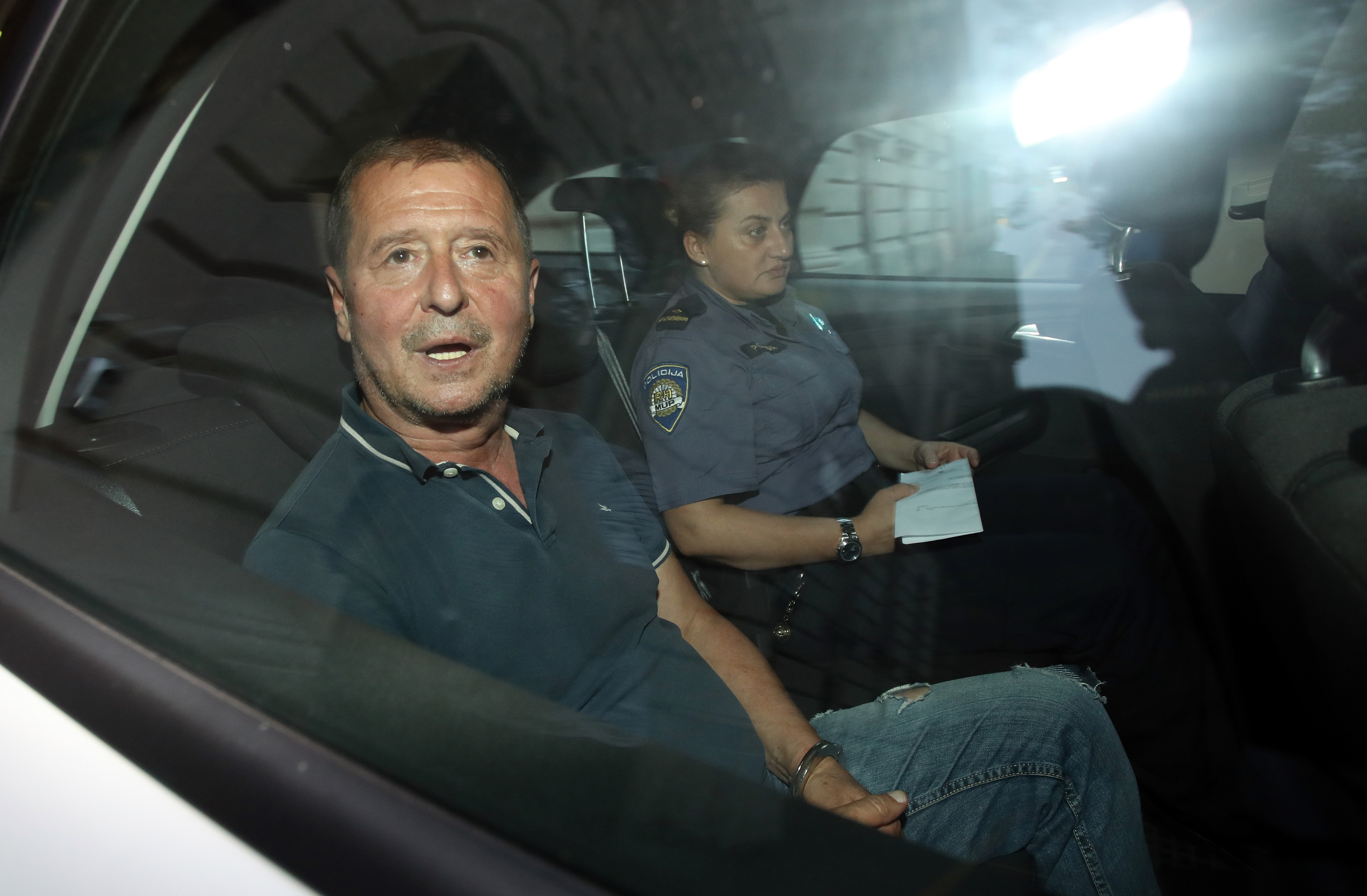 Zagreb, 05.07.2019 - Pripadnici policije u automobilu privode osumjnjièene u akciji "Tebra" koji su jutros uhiæeni u Hrvatskoj. Na slici Ðorðe Vuletiæ.
foto HINA/ Damir SENÈAR/ds
