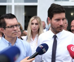 Zagreb, 07.07.2019. - Osnivačka skupština Stranke Ivana Pernara, saborskog zastupnika koji je nedavno istupio iz Živog zida.
Na fotografiji Branimir Bunjac, Ivan Pernar.
foto HINA/ Edvard ŠUŠAK/ es