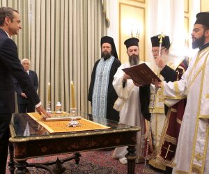 epa07702974 New Democracy President Kyriakos Mitsotakis (L) is sworn-in as Greece's new prime minister at the presidential palace in Athens, Greece, 08 July 2019. The center-right New Democracy party won general elections in Greece on 07 July and will form a majority government. A total of six parties will enter parliament based on the results. Voter participation reached 57.92 percent.  EPA/PANTELIS SAITAS