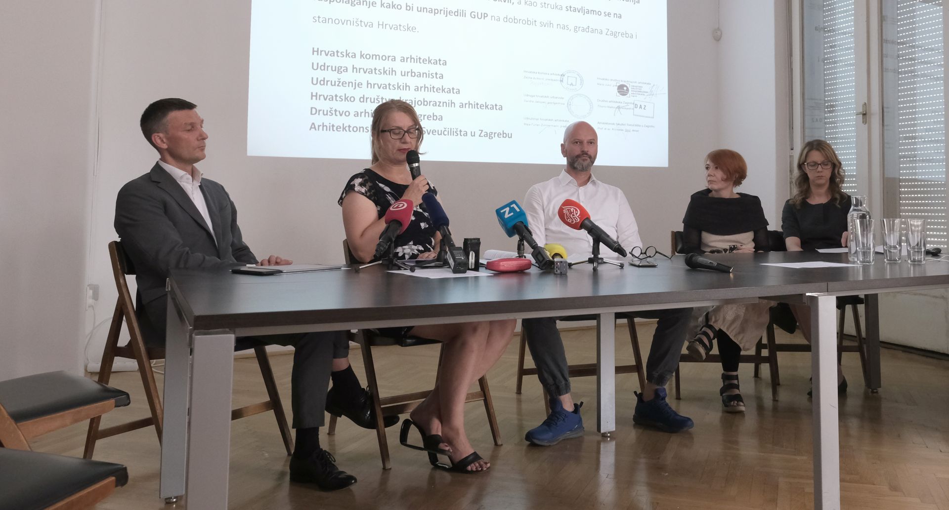 Zagreb, 08.07.2019. - Javni istup stručnih udruženja i ustanova s područja arhitekture i urbanizma o izmjeni i dopuni GUP-a Grada Zagreba fokusiran na temu "Zagrebačkog Manhattana", novodefiniranog u GUP-u kao prostor UPU-a "Novi novi Zagreb" na Velesajmu i Hipodromu te na projekt "Nacionalni stadion" i zaštitu spomenika kulture i vrijednog krajobraza.
Na fotografiji Krunoslav Šmit, Željka Jurković, Tihomil Matković, Maja Furlan Zimmermann, Sandra Jakopec.
foto HINA/ Edvard ŠUŠAK/ es