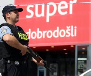Zagreb, 08.07.2019 - Zagrebaèka policija uhitila je jednog od dvojice razbojnika koji su u ponedjeljak poslijepodne sudjelovali u oruanom razbojnitvu u banci na zagrebaèkom Èrnomercu, tijekom kojega su ozlijeðeni razbojnik i zatitar. Na slici pripadnici policije sa naoruanjem ispred Konzuma na Èrnomercu u kojem je izvrena pljaèka banke.
foto HINA/ Damir SENÈAR/ ds