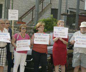 Saroni, 11.07.20129.- Ispred Opæinske vijeænice Vikova, na Saronima u èetvrtak je Udruga Kriznog Eko Stoera Mariæina odrala prosvjed prije odravanja sjednice Opæine Vikova sa porukom naèelnici i vijeænicima da ne otvaraju vrata spalionici.
foto HINA/ Miljenko KLEPAC/ mk