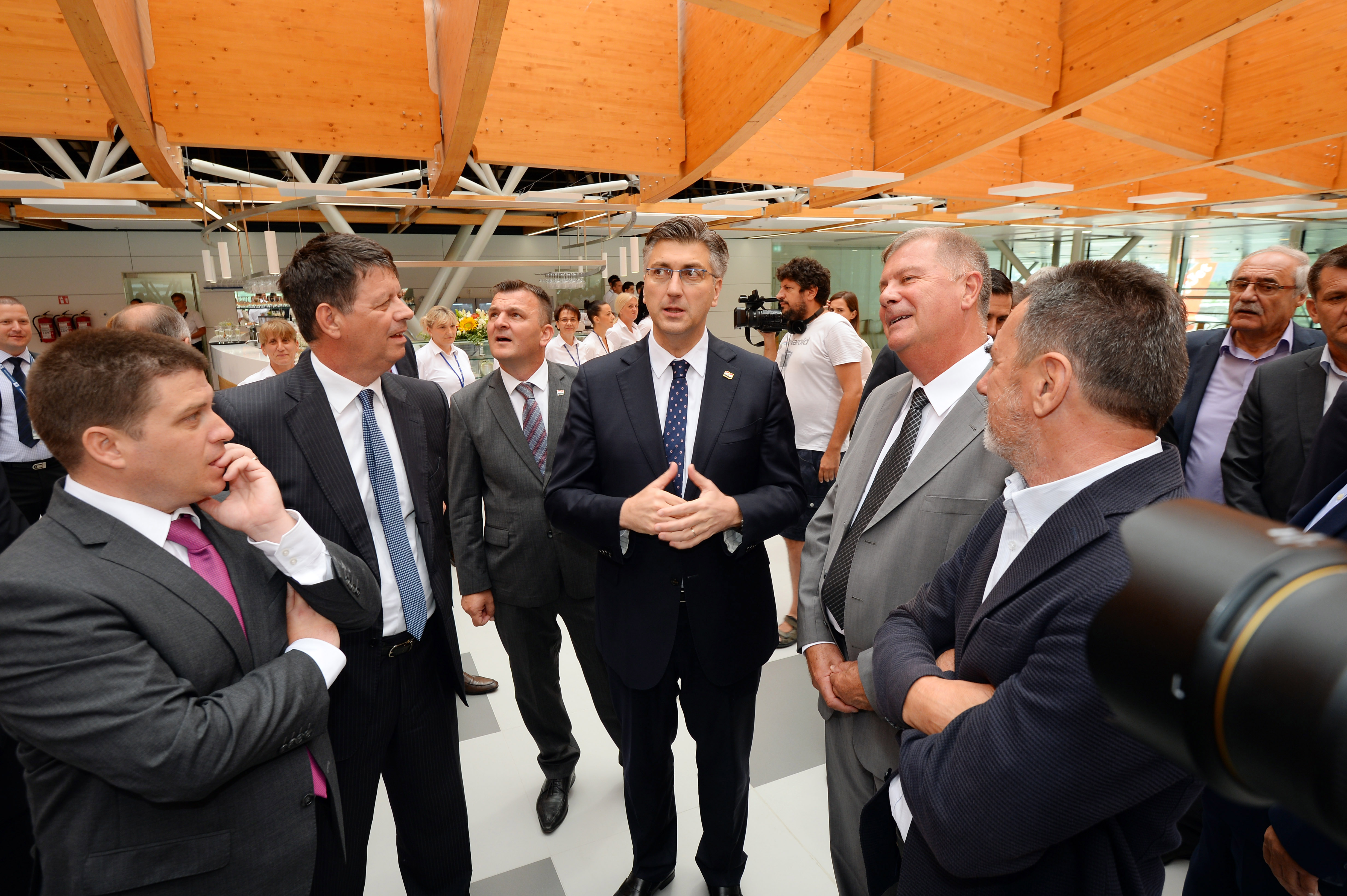 Split, 13.7.2019 - Sveèanost otvorenja obnovljenog i proirenog putnièkog terminala Zraène luke Split, projekta vrijednog 450 milijuna kuna. Na slici Oleg Butkoviæ, Luka Novak i Andrej Plenkoviæ. 
foto HINA/ Mario STRMOTIÆ/ ua