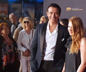 Pula, 13.7.2019 -  Prigodnom sveèanoæu u pulskoj Areni u subotu naveèer otvoren je 66. Pulski filmski festival na kojem se za zlatne arene natjeèe osam hrvatskih filmova i est iz hrvatske manjinske koprodukcije, a publika æe u Areni iduæih dana gledati i recentne europske naslove. Na slici Goran Vinjiæ i Nataa Janjiæ.
foto HINA/ Daniel SPONZA/ ua