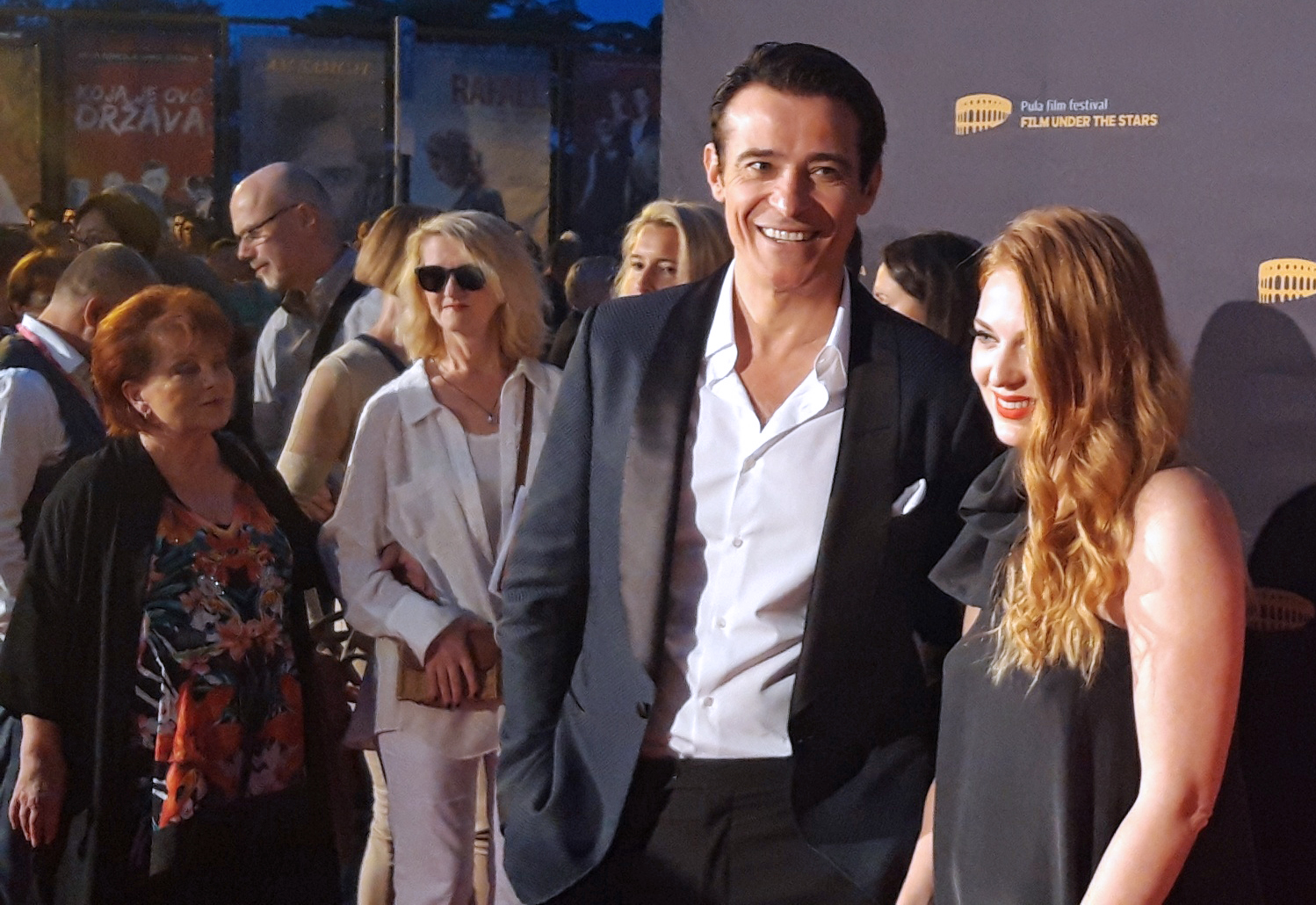 Pula, 13.7.2019 -  Prigodnom sveèanoæu u pulskoj Areni u subotu naveèer otvoren je 66. Pulski filmski festival na kojem se za zlatne arene natjeèe osam hrvatskih filmova i est iz hrvatske manjinske koprodukcije, a publika æe u Areni iduæih dana gledati i recentne europske naslove. Na slici Goran Vinjiæ i Nataa Janjiæ.
foto HINA/ Daniel SPONZA/ ua