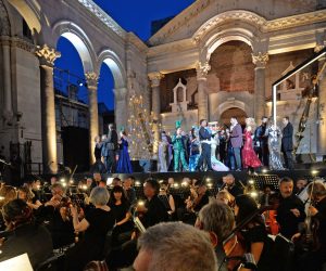 Split, 14.7.2019 - Premijernom izvedbom opere Giuseppea Verdija "Rigoletto" u režiji Dražena Siriščevića i pod ravnanjem Ive Lipanovića počelo je 65. splitsko ljeto. Na slici dizanje festivalske zastave na Peristilu.
foto HINA/ Mario STRMOTIĆ/ ua