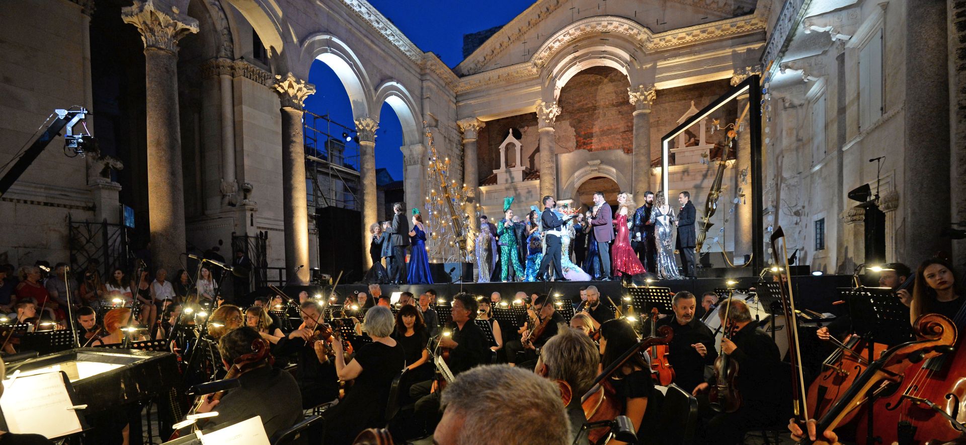 Split, 14.7.2019 - Premijernom izvedbom opere Giuseppea Verdija "Rigoletto" u režiji Dražena Siriščevića i pod ravnanjem Ive Lipanovića počelo je 65. splitsko ljeto. Na slici dizanje festivalske zastave na Peristilu.
foto HINA/ Mario STRMOTIĆ/ ua
