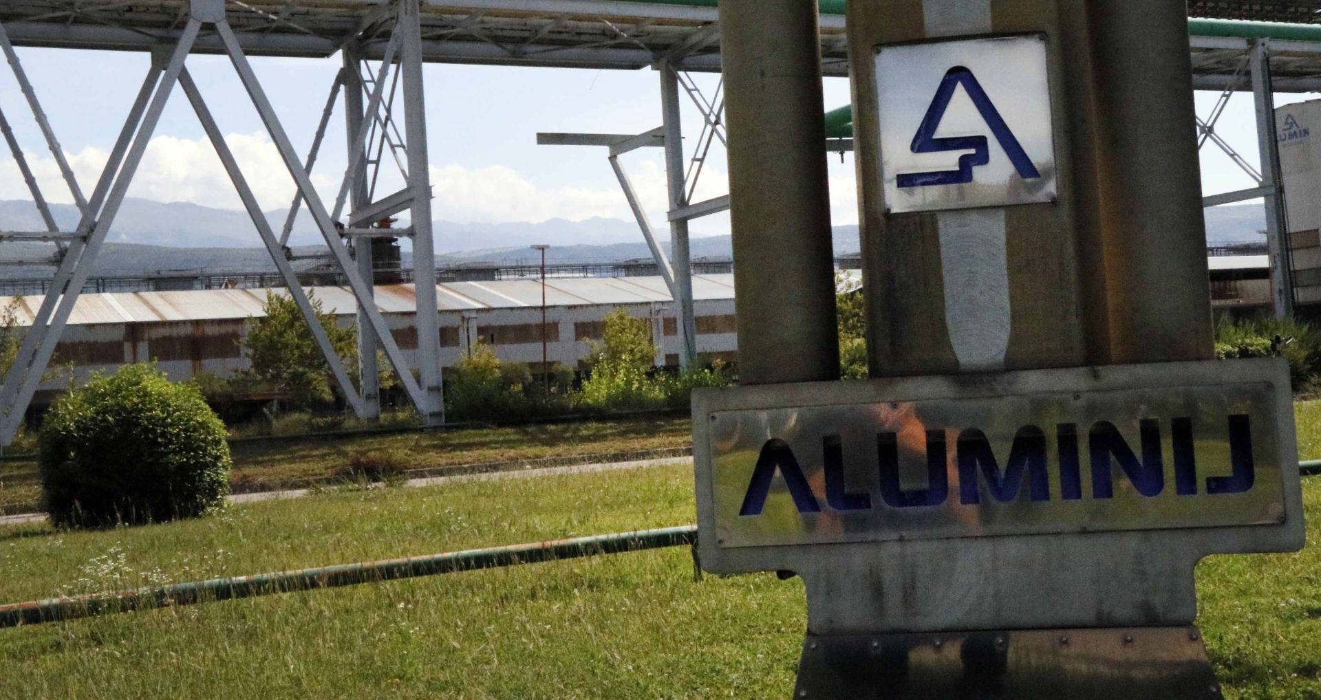Mostar, 15.7.2019. - Predsjednik Nadzornog odbora Aluminija d.d. Mostar Zdenko Klepić izjavio je u ponedjeljak da je federalna vlada u petak donijela odluku o nastavku poslovanja Aluminija u okviru programa stabilizacije, što po njegovim riječima znači da u sljedećih šest mjeseci neće biti stečaja niti će netko moći blokirati račune Aluminija. foto HINA/ Ivan ROZIC/ ml