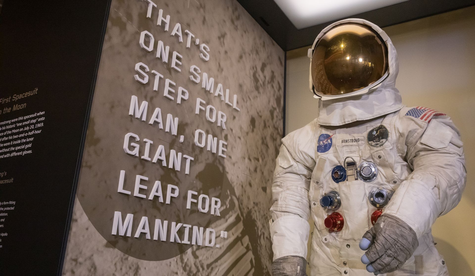 epa07720826 US astronaut Neil Armstrong's Apollo 11 spacesuit on display at the Smithsonian National Air and Space Museum in Washington, DC, USA, 20 July 2019. The spacesuit, which was off display for seven years during restoration, was put back on display as part of the 50th anniversary of the Apollo 11 mission to the Moon.  EPA/ERIK S. LESSER