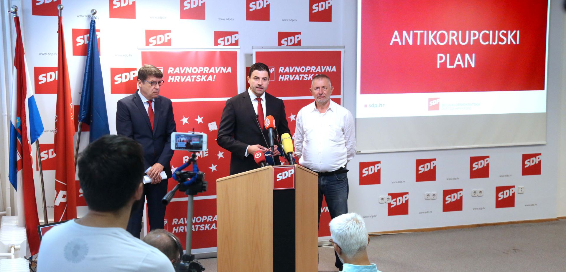 Zagreb, 18.07.2019. - Odrana je konferencija za medije SDP-a. Predstavljen je SDP-ov plan za borbu protiv korupcije. Govorili su: predsjednik SDP-a Davor Bernardiæ (S), sociolog Josip Kregar (D) i saborski zastupnik eljko Jovanoviæ (L). foto HINA /Zvonimir KUHTIÆ/ zk