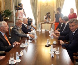 Zagreb, 18.7.2019 - Predsjednik Vlade Andrej Plenković (desno) i predsjednik farmaceutske tvrtke La Roche Christoph Franz (lijevo) susreli su se uoči potpisivanja Memoranduma o suradnji između Vlade Republike Hrvatske i društva Roche.
Foto Hina/ Dario GRZELJ/ dag