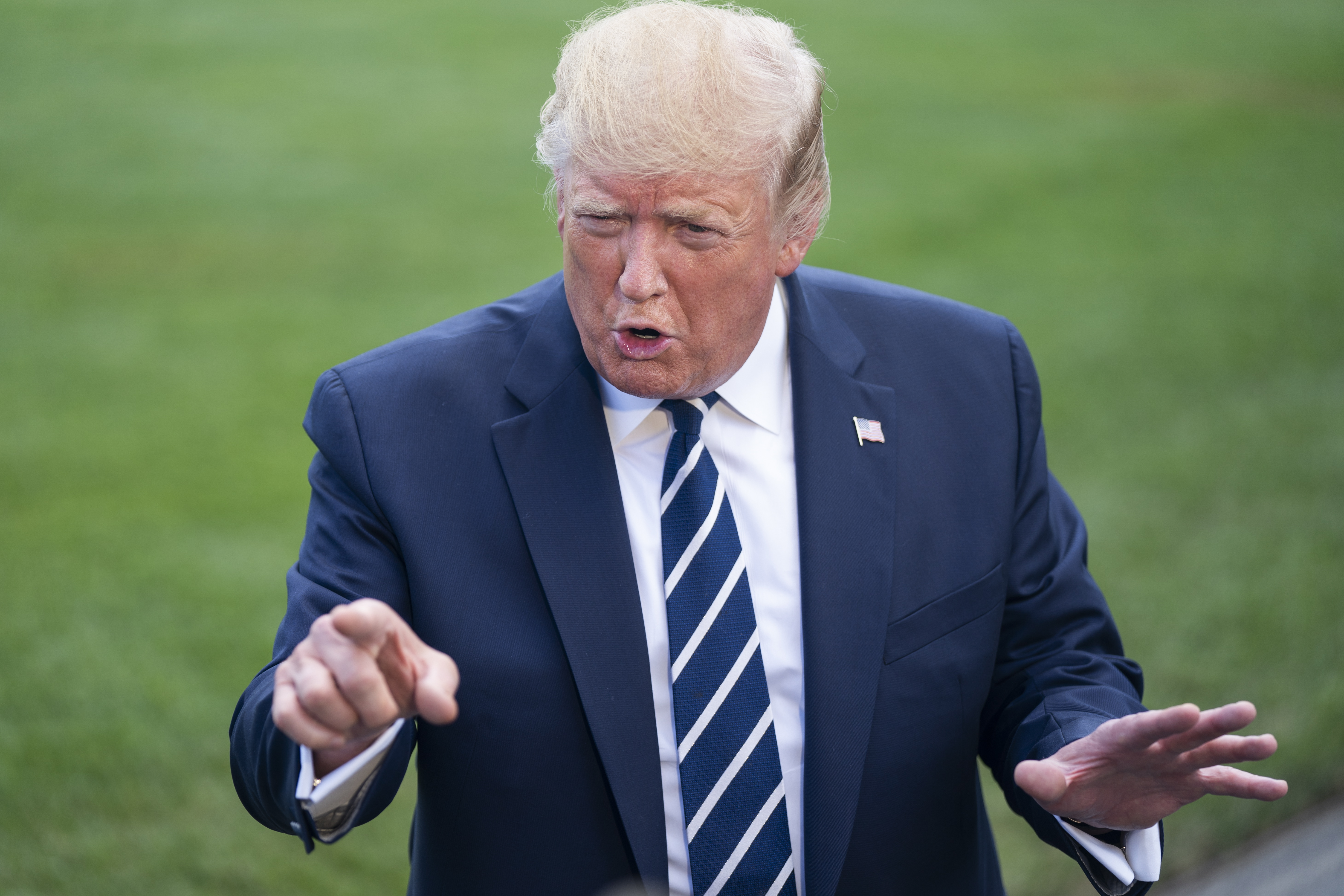 epa07728037 US President Donald J. Trump departs the White House for a weekend at his resort in Bedminster, New Jersey in Washington, DC, USA, 19 July 2019. The president also answered questions about a British oil tanker captured by Iranians in the Strait of Hormuz.  EPA/JIM LO SCALZO