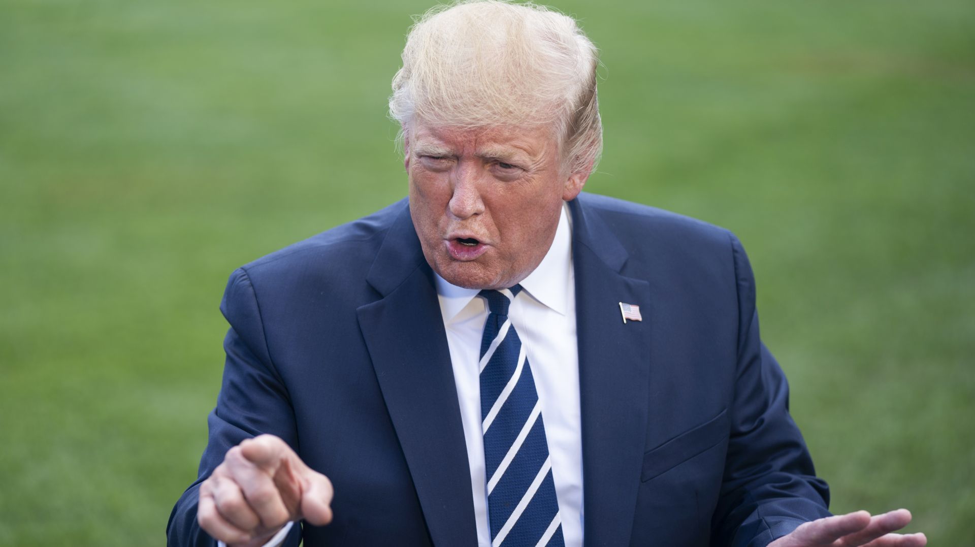 epa07728037 US President Donald J. Trump departs the White House for a weekend at his resort in Bedminster, New Jersey in Washington, DC, USA, 19 July 2019. The president also answered questions about a British oil tanker captured by Iranians in the Strait of Hormuz.  EPA/JIM LO SCALZO