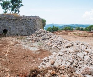 ibenik, 22.7.2019 - Arheolozi su na tvrðavi sv. Ivana u ibeniku, èija je obnova poèela prije dva mjeseca, pronali zidove iz 1648. godine, potvrdio je u ponedjeljak proèelnik Upravnog odjela za gospodarstvo, poduzetnitvo i razvoj Petar Miura, koji vodi projekt obnove tvrðave.
foto HINA/ ibenikIN/ Paola Sabliæ/ ua