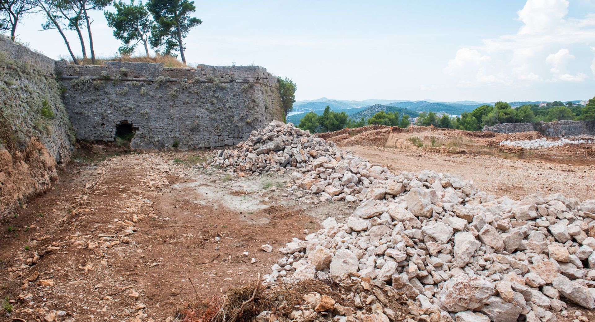 ibenik, 22.7.2019 - Arheolozi su na tvrðavi sv. Ivana u ibeniku, èija je obnova poèela prije dva mjeseca, pronali zidove iz 1648. godine, potvrdio je u ponedjeljak proèelnik Upravnog odjela za gospodarstvo, poduzetnitvo i razvoj Petar Miura, koji vodi projekt obnove tvrðave.
foto HINA/ ibenikIN/ Paola Sabliæ/ ua