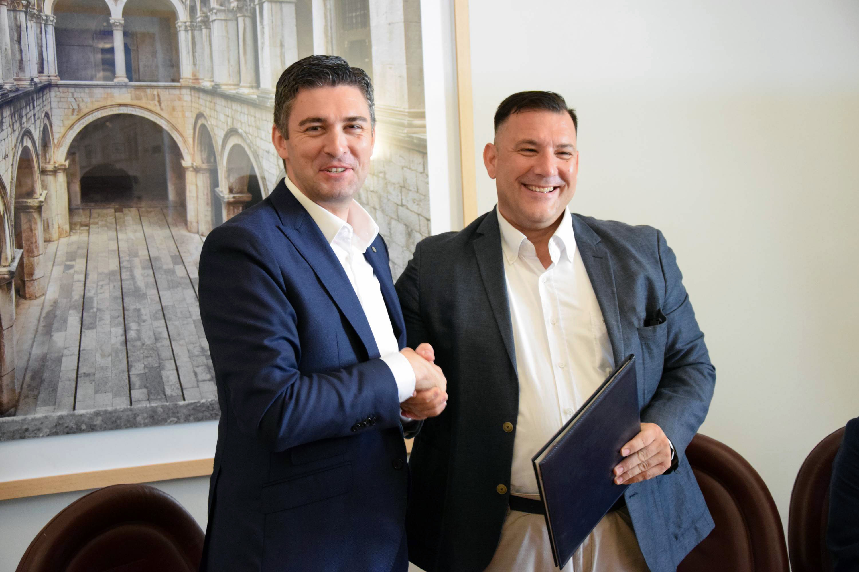 Dubrovnik, 25.07.2019. - Gradonaèelnik Dubrovnika Mato Frankoviæ i ravnatelj Opæe Bolnice Dubrovnik Marijo Bekiæ potpisali su u petak ugovor o donaciji u iznosu od 2 155 000 kuna za obnovu bolnièkog informatièkog sustava. Na fotografiji Mato Frankoviæ, Marijo Bekiæ. foto HINA/ Baldo MARUNÈIÆ/ bm