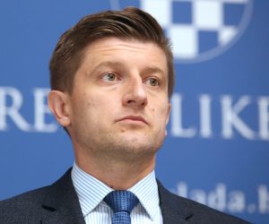 Zagreb, 26.09.2019. - Predsjednik Vlade Andrej Plenković i potpredsjednik Vlade i ministar financija Zdravko Marić (na fotografiji) u Banskim dvorima održali su konferenciju za medije na kojoj su predstavljene planirane mjere za 4. krug poreznih rasterećenja u okviru porezne reforme. foto HINA  /Zvonimir KUHTIĆ/ zk