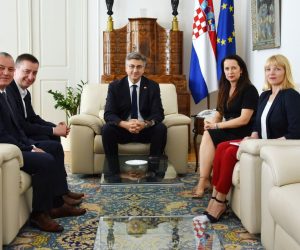 Zagreb, 26.7.2019. - Predsjednik Vlade Andrej Plenković primio je u Banskim dvorima Fabrisa Peruška, glavnog izvršnog direktora i člana Upravnog odbora Fortenova grupe i Irenu Weber, zamjenicu glavnog izvršnog direktora i glavnu operativnu direktoricu Fortenova grupe. Uz predsjednika Vlade na sastanku je sudjelovao ministar gospodarstva, poduzetništva i obrta Darko Horvat.
foto HINA/ Vlada RH/ ml