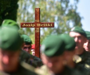 Zagreb, 27.7.2019. - ZAGREB, 27. srpnja 2019. (Hina) - Posljednji ispraćaj pripadnika Hrvatske vojske skupnika Josipa Briškog uz najviše vojne počasti održan je u subotu na groblju Markovo polje u Sesvetama, priopćilo je u subotu Ministarstvo obrane Republike Hrvatske (MORH).
foto HINA/ MORH/ ml