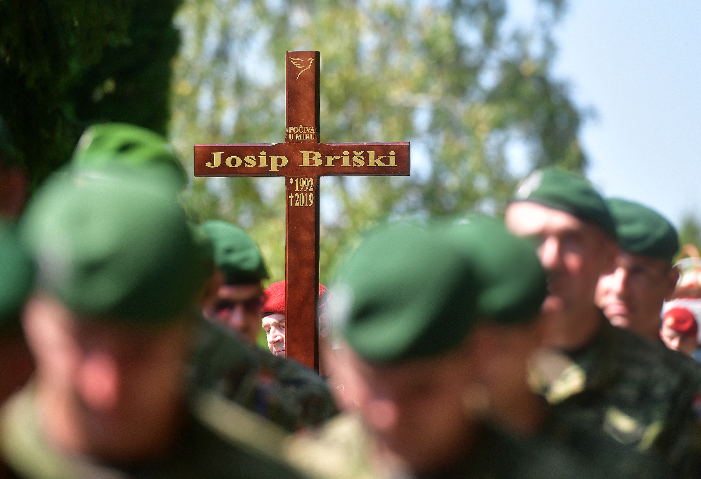 Zagreb, 27.7.2019. - ZAGREB, 27. srpnja 2019. (Hina) - Posljednji ispraćaj pripadnika Hrvatske vojske skupnika Josipa Briškog uz najviše vojne počasti održan je u subotu na groblju Markovo polje u Sesvetama, priopćilo je u subotu Ministarstvo obrane Republike Hrvatske (MORH).
foto HINA/ MORH/ ml