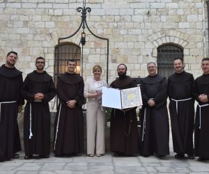 Jeruzalem, 28.7.2019. - Predsjednica Kolinda Grabar-Kitarović uručila je u nedjelju Povelju Republike Hrvatske hrvatskim franjevcima u Jeruzalemu koji su kroz sedam stoljeća zajedno sa svojom braćom iz cijele Europe čuvali Kristov grob i brinuli se o kršćanima u Svetoj zemlji te uvelike pridonijeli očuvanju hrvatskog identiteta, jezika i kulture.
foto HINA/ Ured predsjednice/ ml