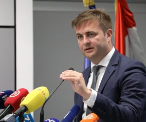 HGSS-a. Ugovor za provedbu projekta "Sigurna.HR" potpisali su generalni direktor Hrvatskih voda Zoran Ðurokoviæ, ministar zatite okolia i energetike Tomislav Æoriæ, proèelnik Hrvatske gorske slube spaavanja (HGSS) Josip Graniæ. Na fotografiji ministar zatite okolia i energetike Tomislav Æoriæ.
foto HINA/ Admir BULJUBAIÆ/ abu