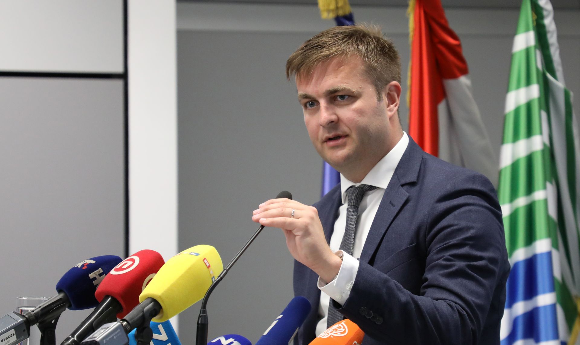 HGSS-a. Ugovor za provedbu projekta "Sigurna.HR" potpisali su generalni direktor Hrvatskih voda Zoran Ðurokoviæ, ministar zatite okolia i energetike Tomislav Æoriæ, proèelnik Hrvatske gorske slube spaavanja (HGSS) Josip Graniæ. Na fotografiji ministar zatite okolia i energetike Tomislav Æoriæ.
foto HINA/ Admir BULJUBAIÆ/ abu