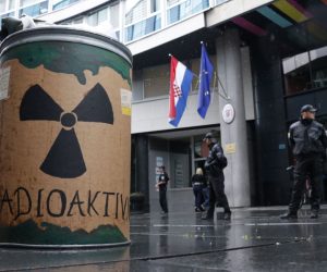 Sarajevo, 29.7.2019 - Manja skupina ekolokih aktivista okupila se u ponedjeljak pred veleposlanstvom Hrvatske u Bosni i Hercegovini kako bi iskazala protivljenje moguæoj odluci hrvatske vlade o gradnji odlagalita nuklearnog otpada na Trgovskoj gori. Na poticaj nevladine udruge "Climate Save Bosnia" desetak osoba okupilo se po kinom vremenu pred sjeditem hrvatskog veleposlanstva u sreditu Sarajeva a pri tom su podrali istupe aktivista koji tvrde da bi odlagalite nuklearnog otpada, ako bi bilo u bivoj vojarni "Èerkezovac" na Trgovskoj gori u opæini Dvor, dovelo u pitanje opstanak vie od 200 tisuæa ljudi koji ive uz granicu s Hrvatskom na bosanskohercegovaèkoj obali rijeke Une.
foto HINA/ FENA/ Almir Raziæ/ ua