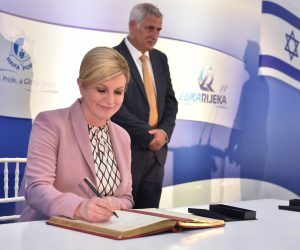 Haifa, 30.07.2019 -  Predsjednica Kolinda Grabar-Kitaroviæ je u utorak, treæeg dana dravnog posjeta Izraelu, u Hafi inaugurirala katamaran izgraðen u Hrvatskoj, a tom je prilikom potpisan i sporazum o suradnji izraelske luke Haife i hrvatske Rijeke.
foto HINA/ Ured predsjednice/ ik