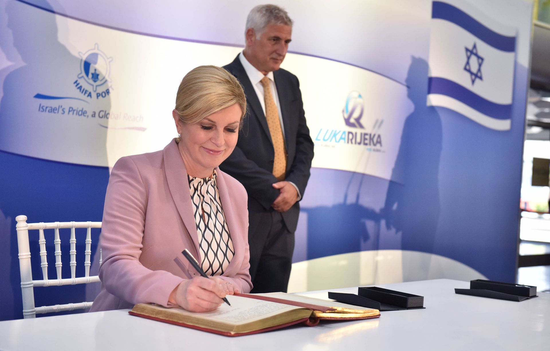 Haifa, 30.07.2019 -  Predsjednica Kolinda Grabar-Kitaroviæ je u utorak, treæeg dana dravnog posjeta Izraelu, u Hafi inaugurirala katamaran izgraðen u Hrvatskoj, a tom je prilikom potpisan i sporazum o suradnji izraelske luke Haife i hrvatske Rijeke.
foto HINA/ Ured predsjednice/ ik