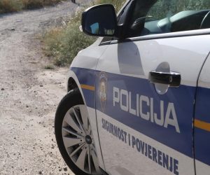 02.07.2019., Kastela - Policija je tijekom jutra zapocela ocevid na mjestu pronalaska tijela koje je pronadjeno prilikom gasenja pozara sinoc pored groblja u Kastel Sucurcu.
Photo: Ivo Cagalj/PIXSELL