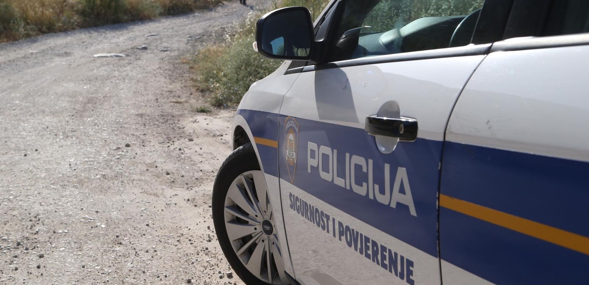 02.07.2019., Kastela - Policija je tijekom jutra zapocela ocevid na mjestu pronalaska tijela koje je pronadjeno prilikom gasenja pozara sinoc pored groblja u Kastel Sucurcu.
Photo: Ivo Cagalj/PIXSELL