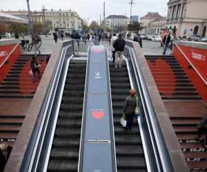 Zagreb: Jedan trak pokretnih stepenica u Importanne centru vraćen u promet 02.11.2018., Zagreb - Uzlazni trak pokretnih stepenica u Importanne centru vracen je u promet. Zastitari jos cuvaju stepenice, kao i ograda koja blokira osteceni silazni trak. 

Photo: Marko Lukunic/PIXSELL