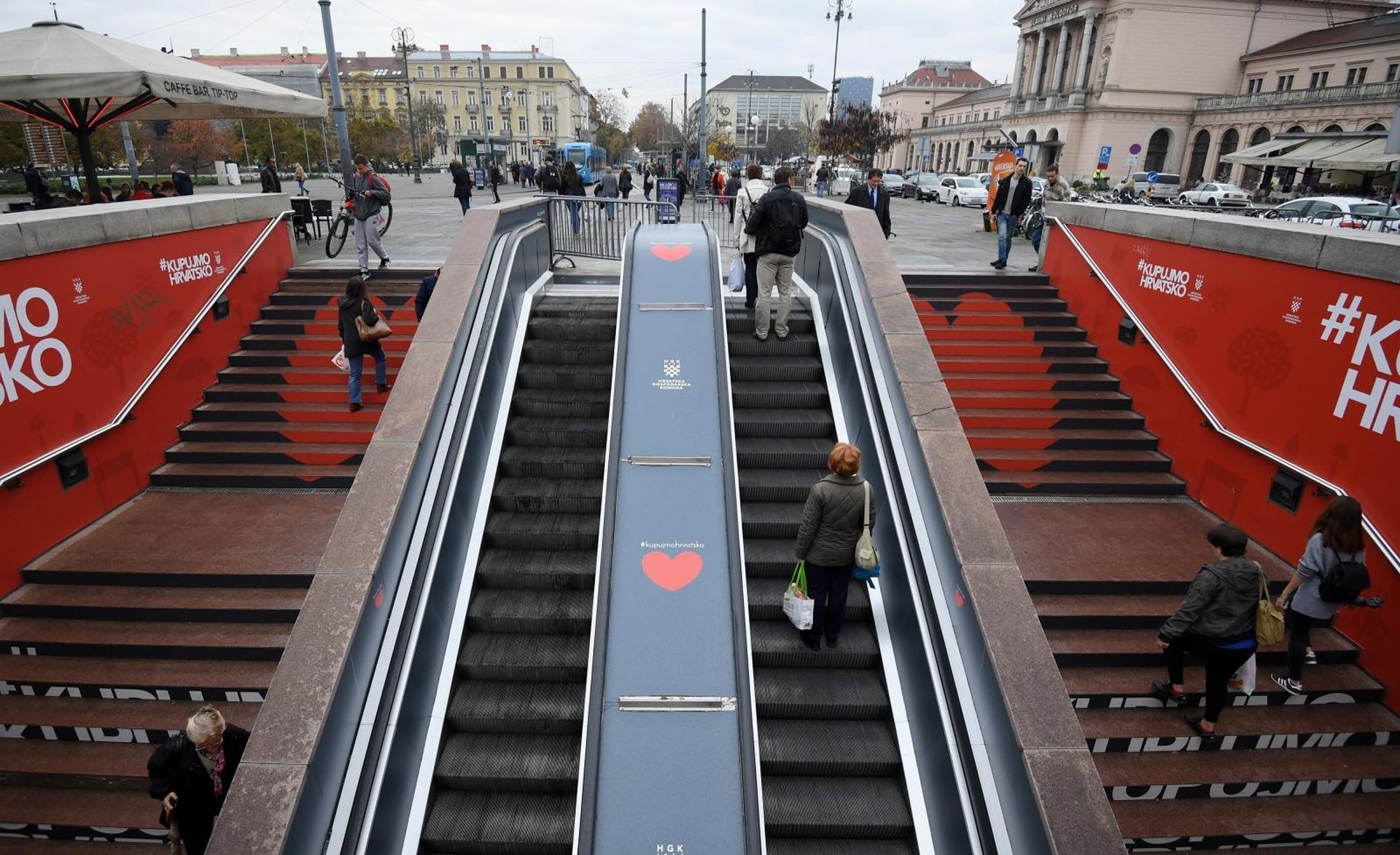 Zagreb: Jedan trak pokretnih stepenica u Importanne centru vraćen u promet 02.11.2018., Zagreb - Uzlazni trak pokretnih stepenica u Importanne centru vracen je u promet. Zastitari jos cuvaju stepenice, kao i ograda koja blokira osteceni silazni trak. 

Photo: Marko Lukunic/PIXSELL