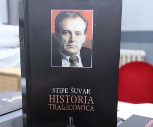 03.04.2014., Zagreb - Promocija knjige Stipe Suvara: Historia Tragicomica u Novinarskom domu. O knjizi su govorili: Pero Kvesic, Dragan Markovina, Predrag Matvejevic, Stipe Mesic i Mira Suvar koja je ujedno i urednica knjige. 
Photo: Goran Stanzl/PIXSELL