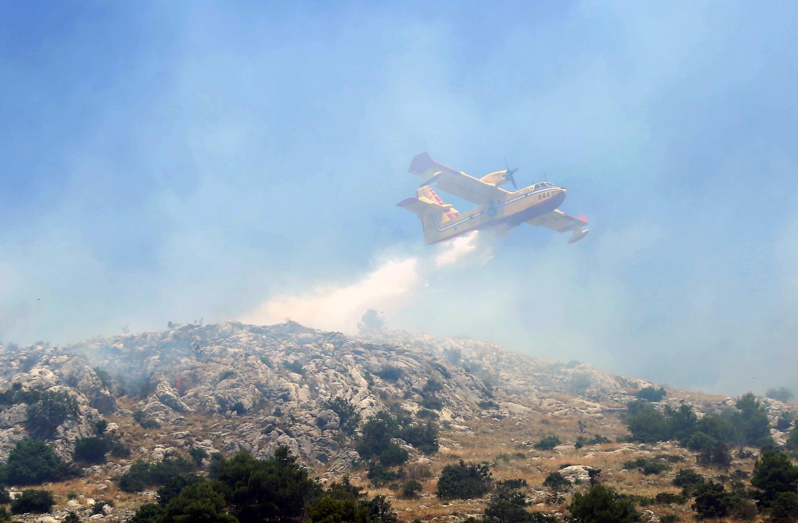 04.07.2019., Grebastica - Veliki pozar izbio je iznad Grebastice, na neprisutacnom terenu. Dva kanadera pomogi su vatrogasnim zemaljskom snagama. Photo: Dusko Jaramaz/PIXSELL